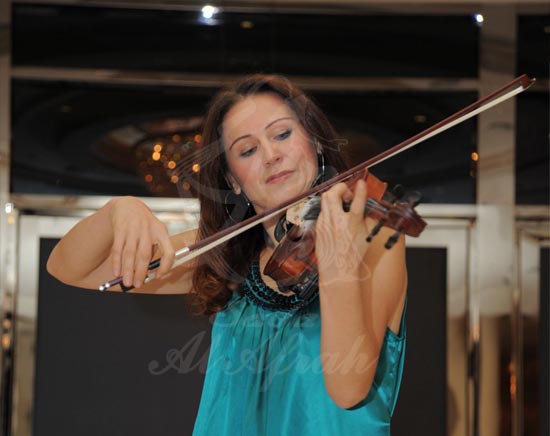 Elegant violin entertainment performance for weddings in Dubai by sada events