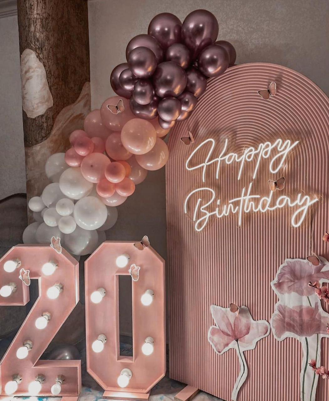 Dubai event organisers setting up balloon decorations